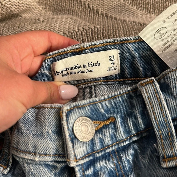 Abercrombie High Rise Mom Jean - Picture 4 of 9